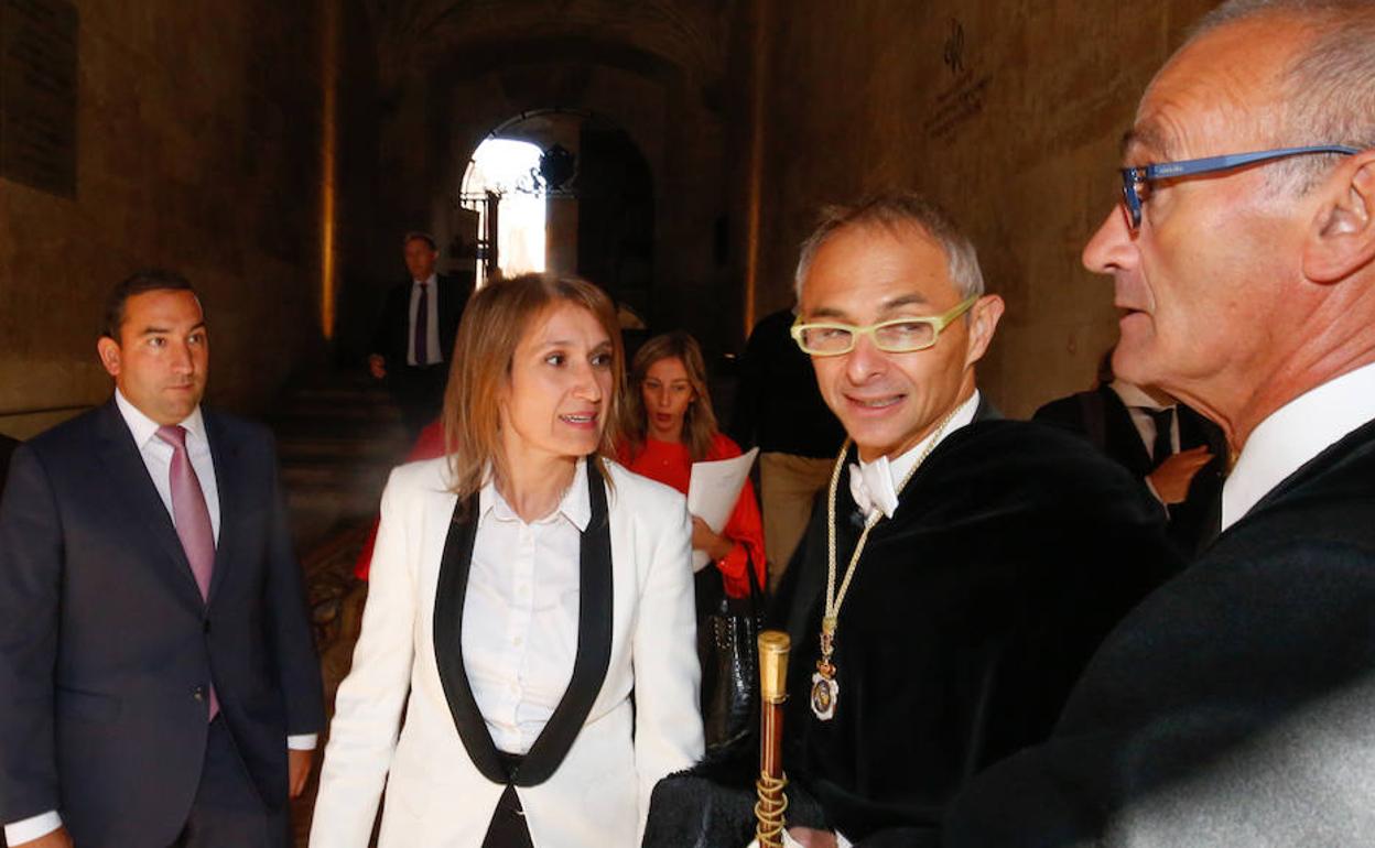 La consejera de Educación, Rocío Lucas, asiste al acto de apertura del curso académico 2019-2020 de la Usal, presidido por el rector, Ricardo Rivero. 