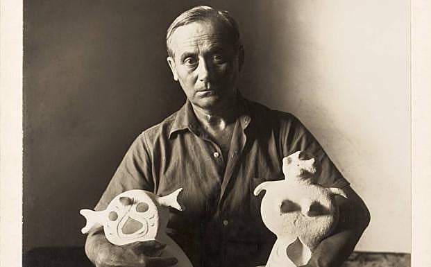 Joan MIró, portando dos de las piezas que se expondrán en la Casa del Sol. Irving Penn