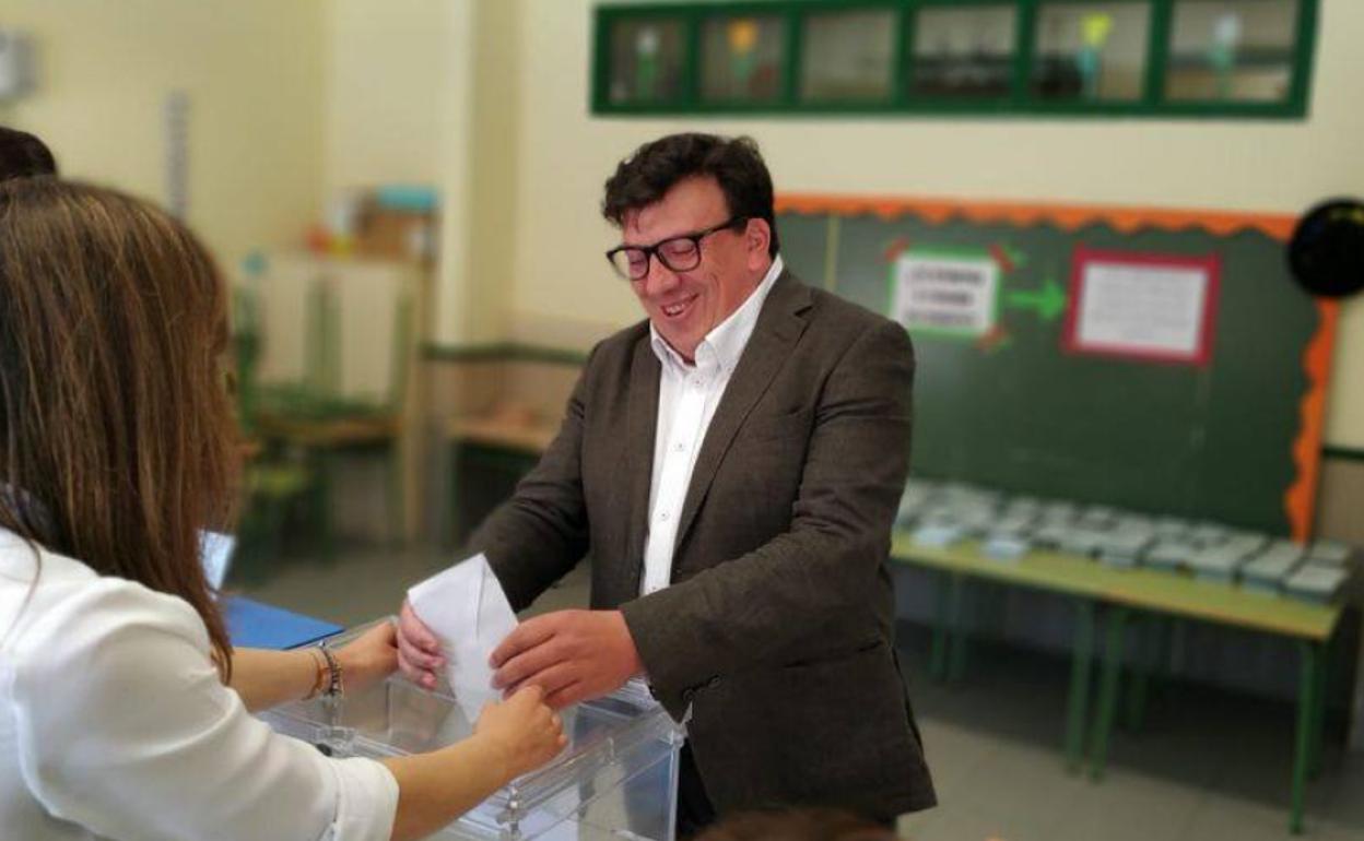 Jesús Cedazo vota en las últimas elecciones municipales. 