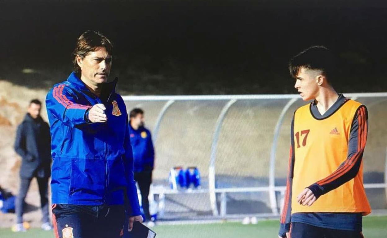 Bruno, a la derecha, en una anterior convocatoria con la selección dirigida por entonces por Julen Guerrero. 