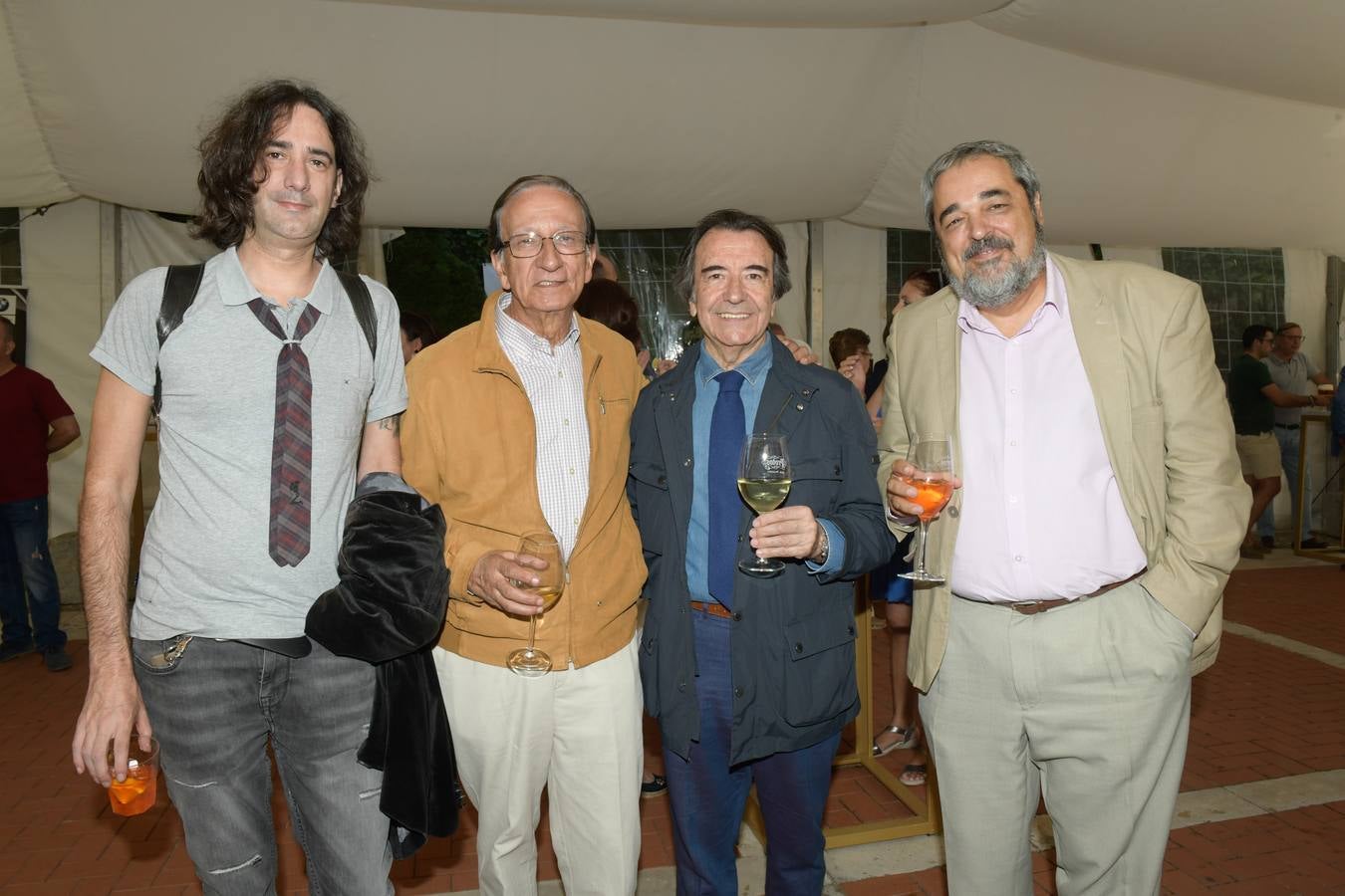 Los colaboradores de El Norte Ciro García y Ramón García, junto al director del Teatro Zorrilla, Enrique Cornejo; y Carlos Aganzo, director de Relaciones Institucionales de El Norte de Castilla y subdirector de la Fundación Vocento.