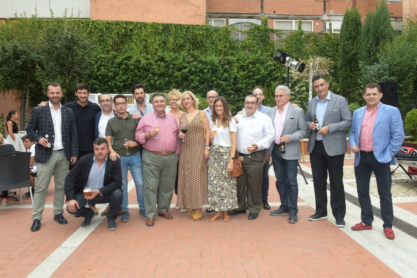 El equipo comercial de Distribuciones Discalesa, encabezado por Ricardo Fernández (gerente) y Juan Carlos García (director comercial), a la derecha de la imagen, visitó la terraza del hotel.