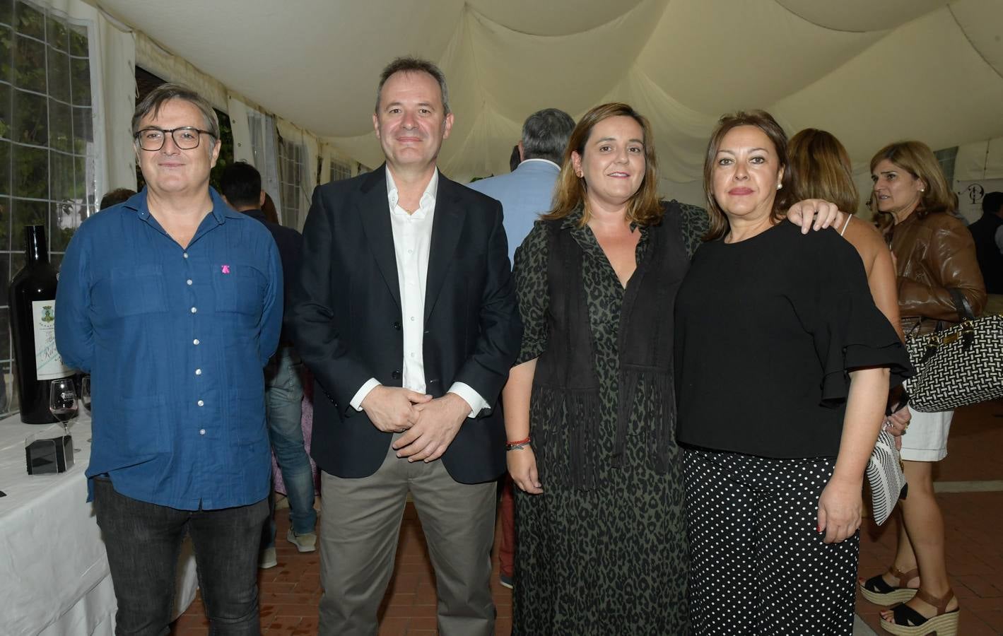 El doctor David Saldaña, Ángel Ortiz (director de El Norte), Pilar Vidal (directora de la revista Corazón) y Mar Domínguez (jefa de información de El Norte).