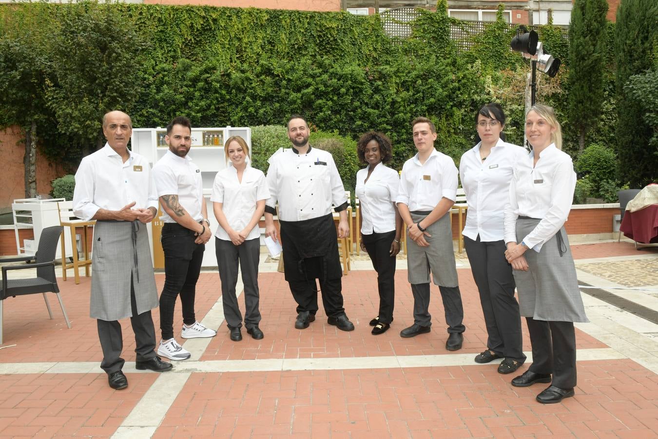 Parte del equipo del hotel Meliá Recoletos que estos días ha atendido la caseta. Ángel ‘Pibe’, Roylan Eiris, Lucía Díez, José Bou (cocinero), Yaima Borges, Giorgio de Bonis, Nerea Casado e Inmaculada Villodres. 