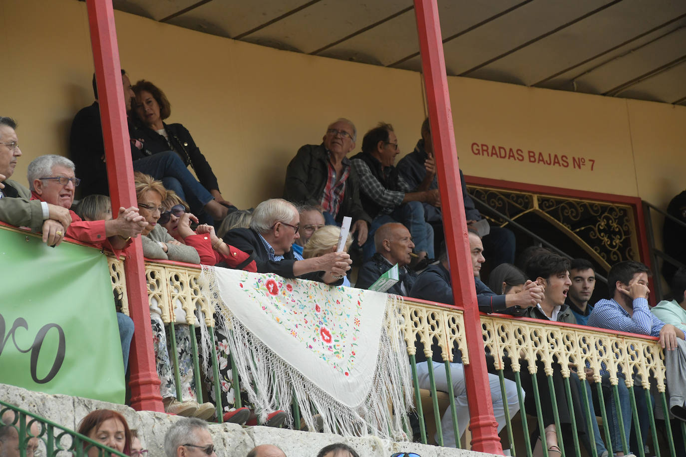 Con toros de la ganadería Juan Pedro Domecq para El Fandi, Perera y Emilio de Justo.