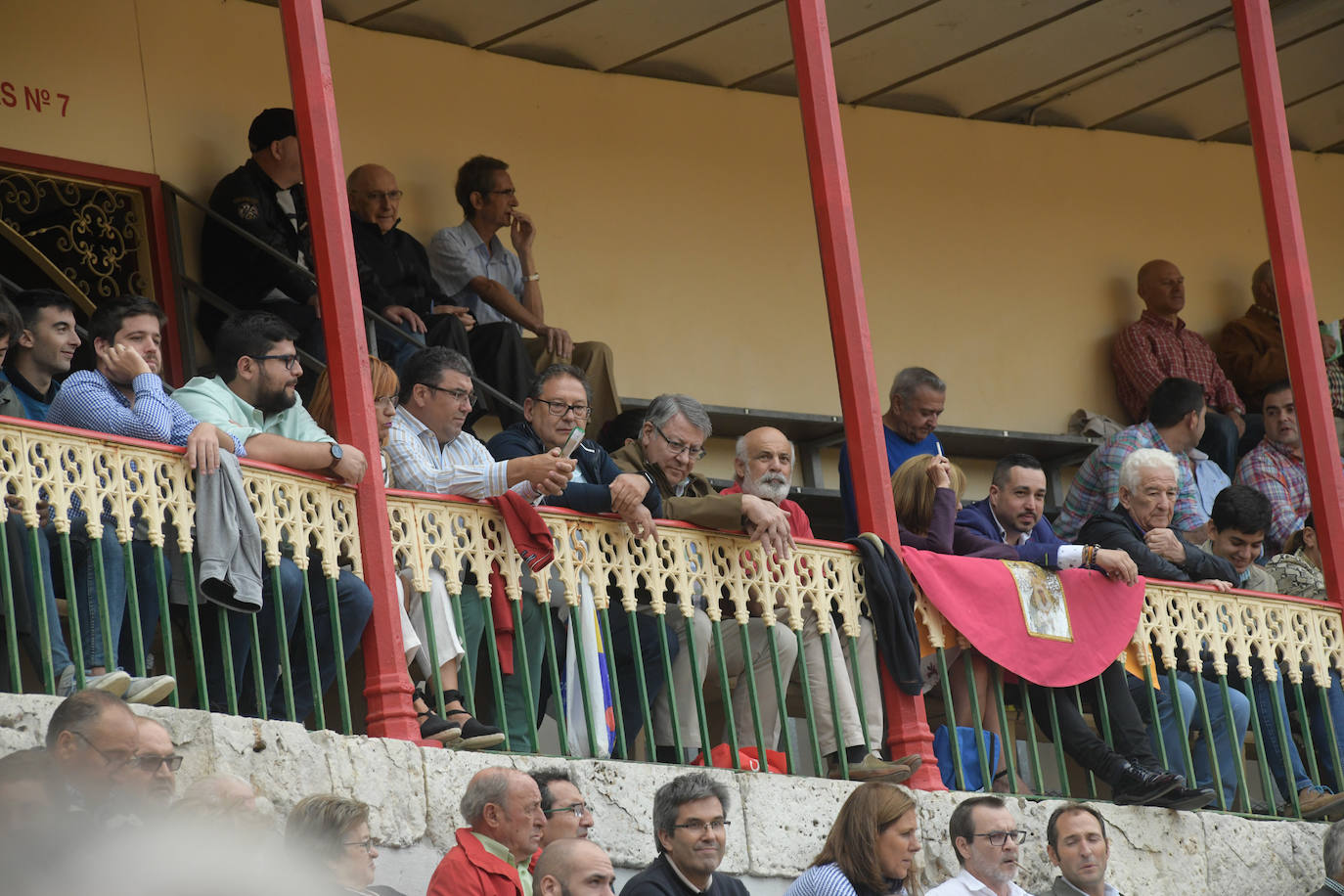 Con toros de la ganadería Juan Pedro Domecq para El Fandi, Perera y Emilio de Justo.