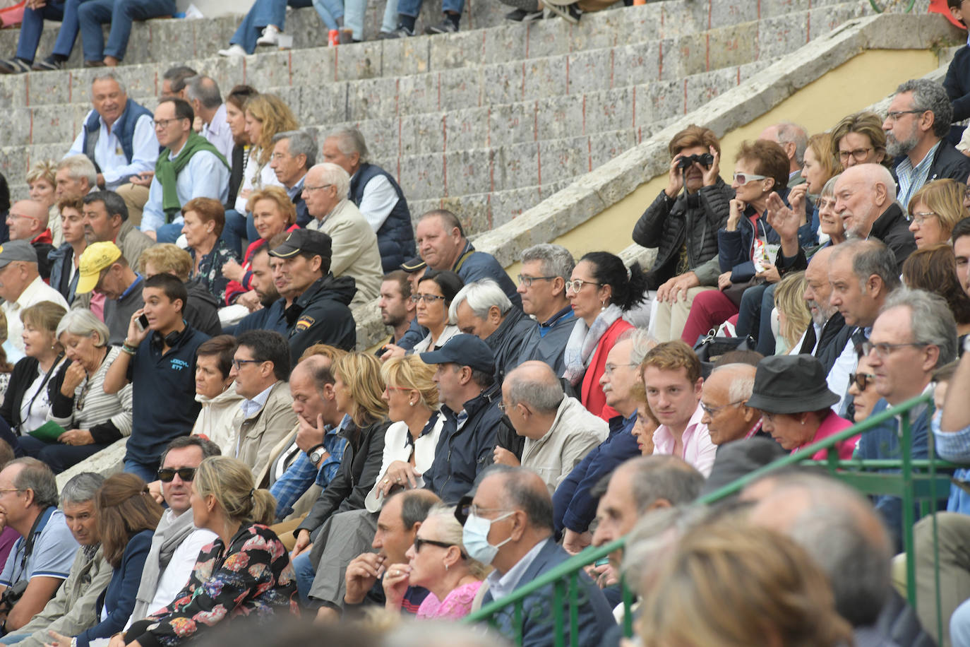 Con toros de la ganadería Juan Pedro Domecq para El Fandi, Perera y Emilio de Justo.