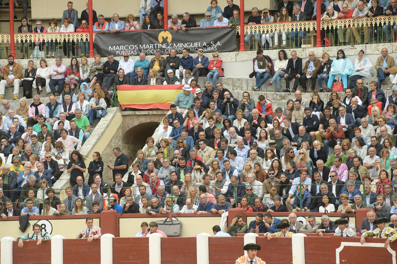 Con toros de la ganadería Juan Pedro Domecq para El Fandi, Perera y Emilio de Justo.