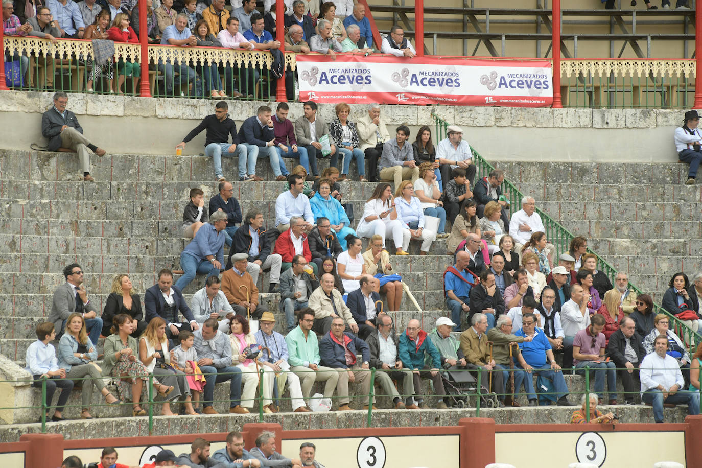 Con toros de la ganadería Juan Pedro Domecq para El Fandi, Perera y Emilio de Justo.