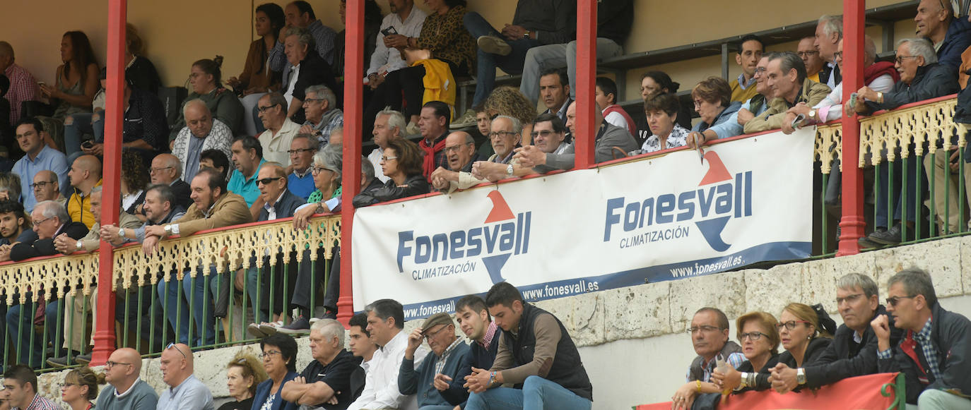 Con toros de la ganadería Juan Pedro Domecq para El Fandi, Perera y Emilio de Justo.