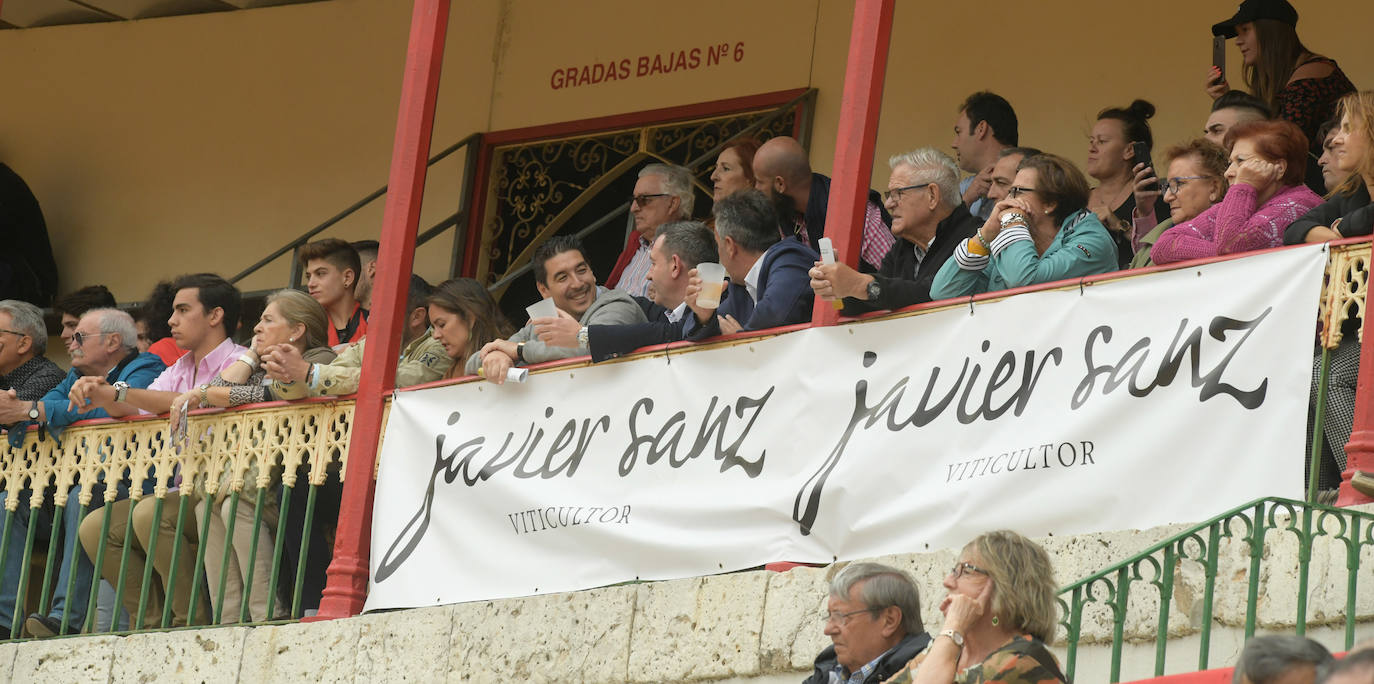 Con toros de la ganadería Juan Pedro Domecq para El Fandi, Perera y Emilio de Justo.