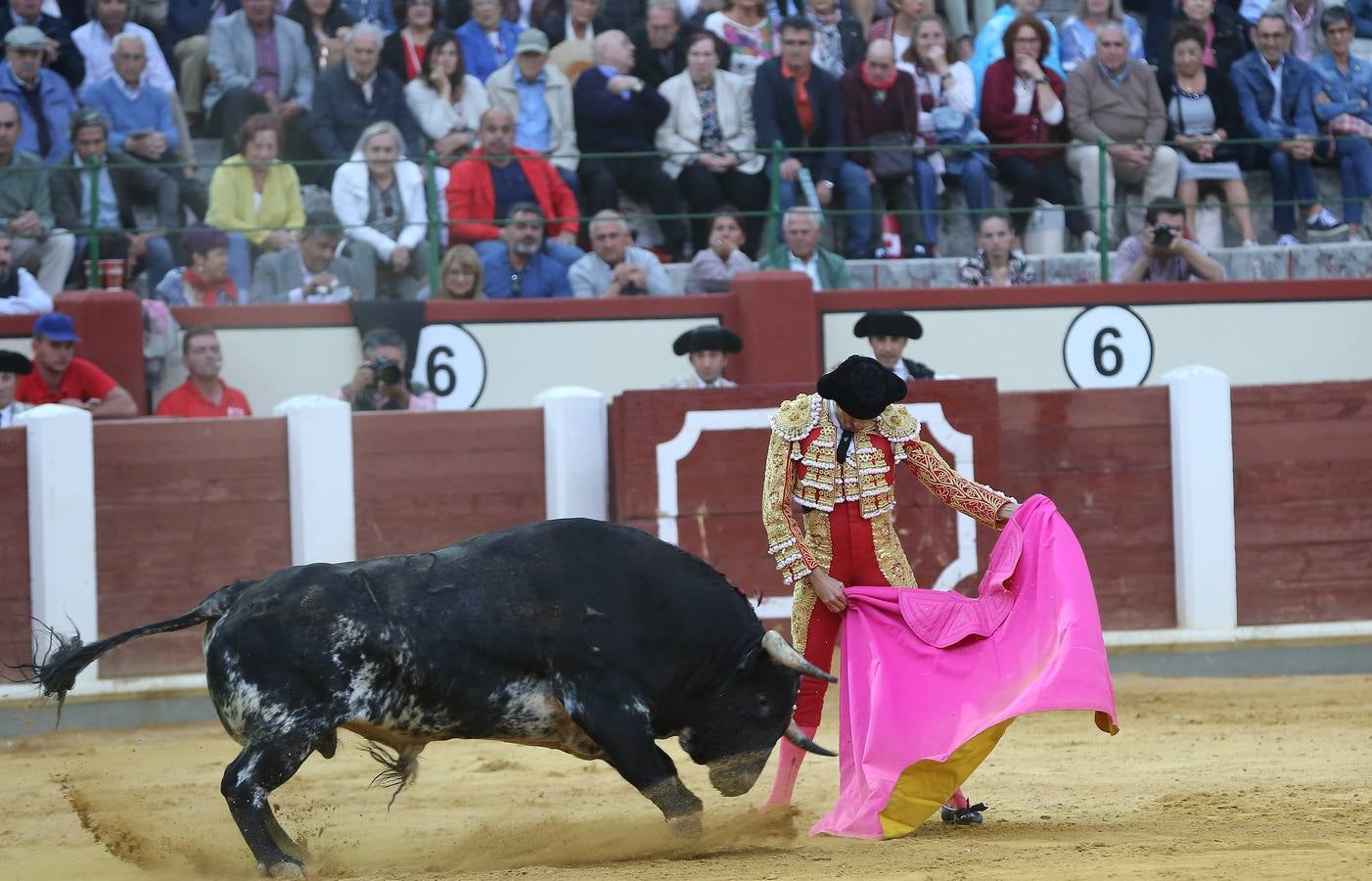 Fotos: El Fandi, Perera y De Justo en la cuarta corrida de la Feria de la Virgen de San Lorenzo de Valladolid
