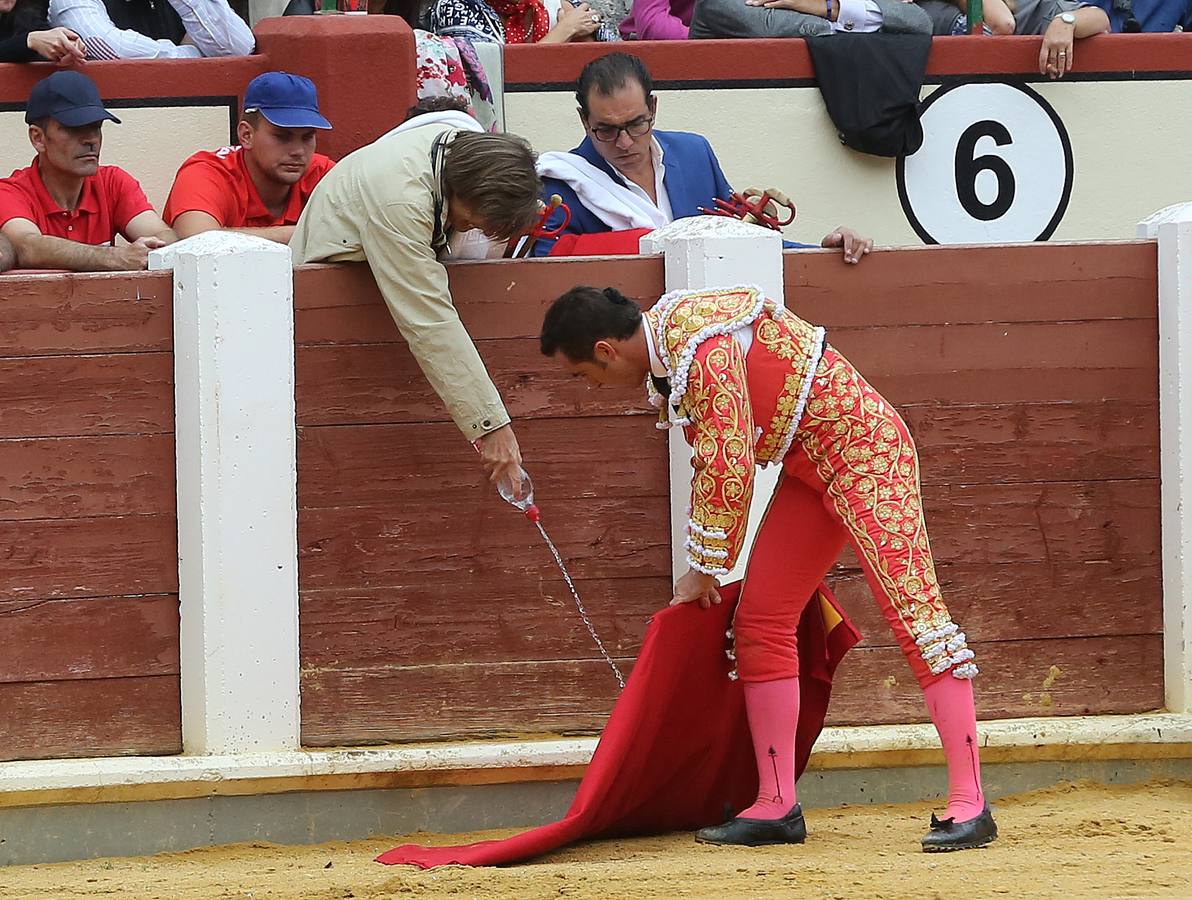 Fotos: El Fandi, Perera y De Justo en la cuarta corrida de la Feria de la Virgen de San Lorenzo de Valladolid