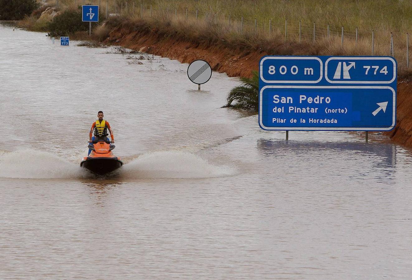 Un equipo de rescate en moto de agua por la A-7, en Pinar de la Horadada (Alicante).
