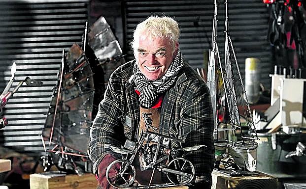 En su estudio de escultor.