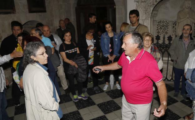 Galería. Momentos de tensión entre los dos grupos con el sepulcro de Don Tello, en medio.