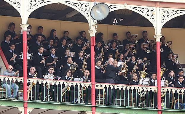 Imagen principal - Arriba, la banda Municipal de Íscar. Abajo, a la izquierda, matrimonio Muñoz Sanz, de Casa Pedro; a la derecha, un aficionado ojea una publicidad.