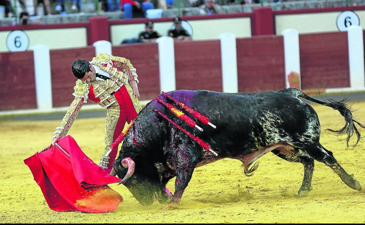 Emilio de Justo, en un derechazo.