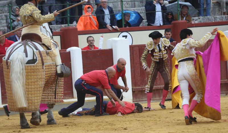 Fotos: La cogida del monosabio en diez imágenes