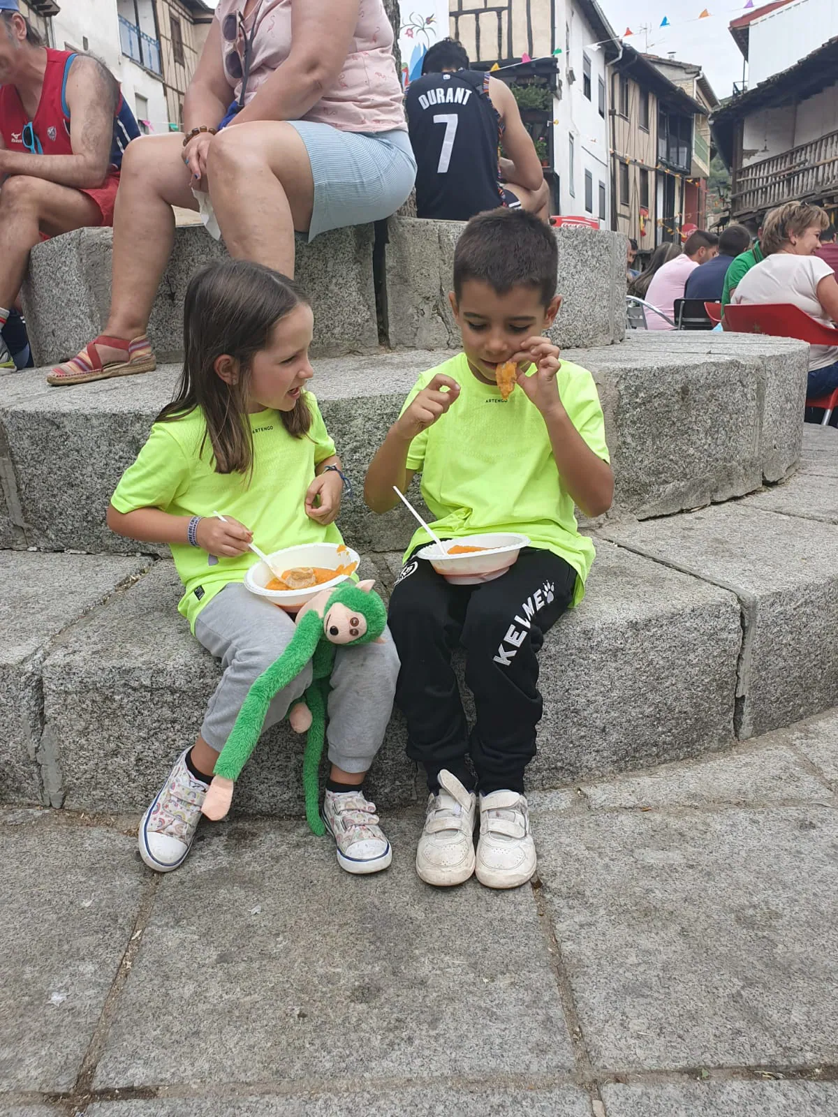 Fotos: Comida solidaria en San Esteban de la Sierra