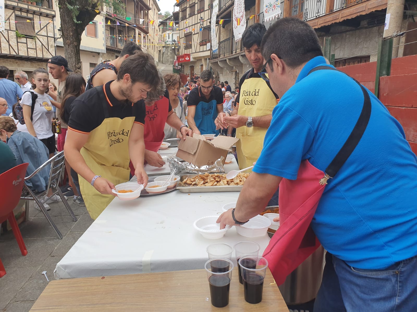 Fotos: Comida solidaria en San Esteban de la Sierra