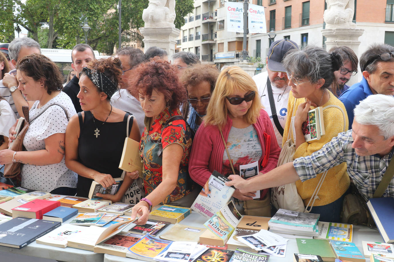 Fotos: Intercambio de libros pasado por agua