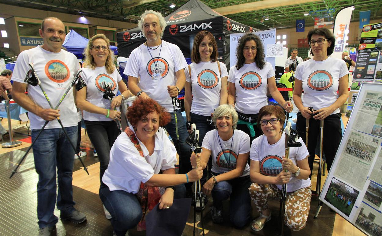 Varios integrantes del club de marcha nórdica, en el pabellón Pedro Delgado. 