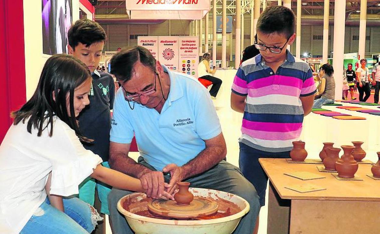 Taller de cerámica en uno de los estand. 