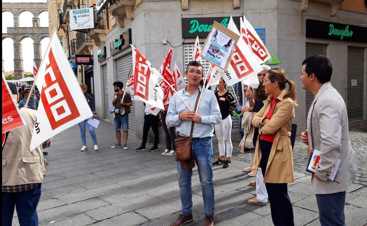 Trabajadores de Douglas de Segovia, en la huelga del viernes con la concejala de IU Ana Peñalosa.