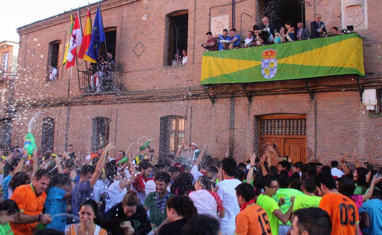 Momento del chupinazo, desde el balcón del Ayuntamiento, con el divertido protagonismo de las peñas. 