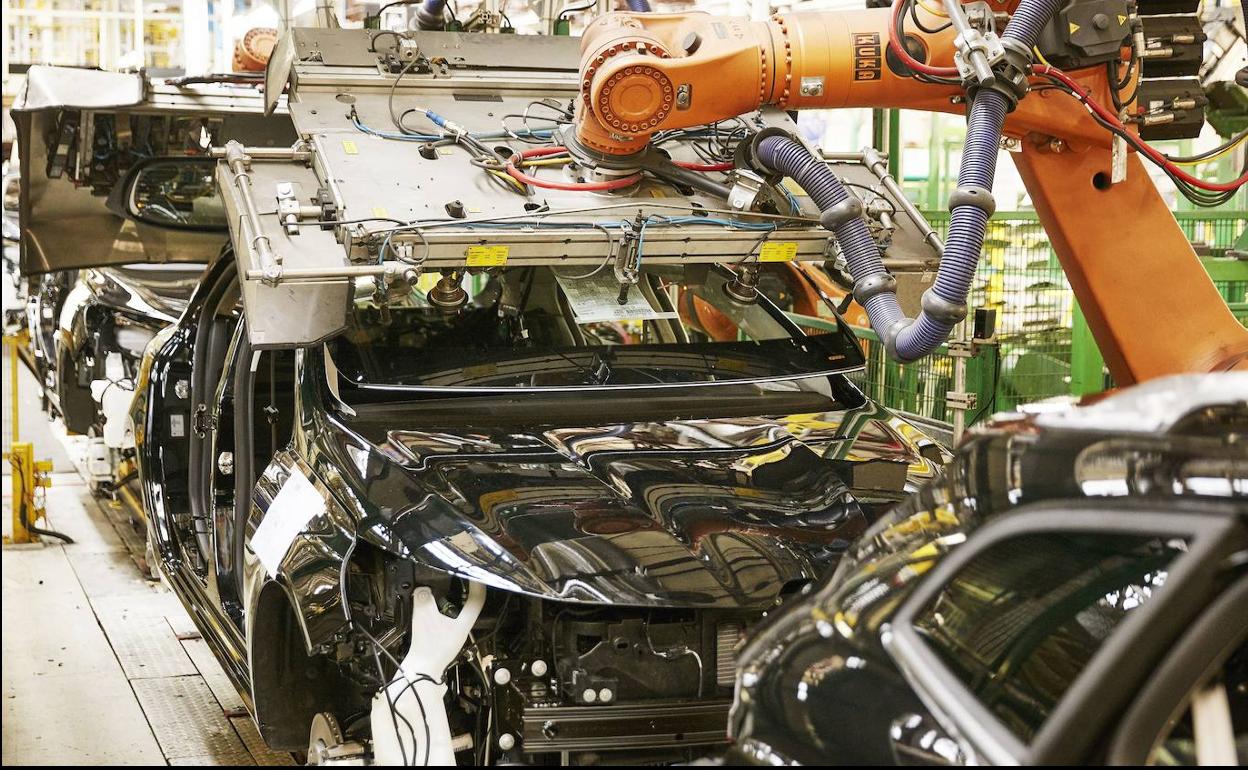 Renault cerrará en diciembre el turno de noche en Villamuriel y afectará a 500 trabajadores