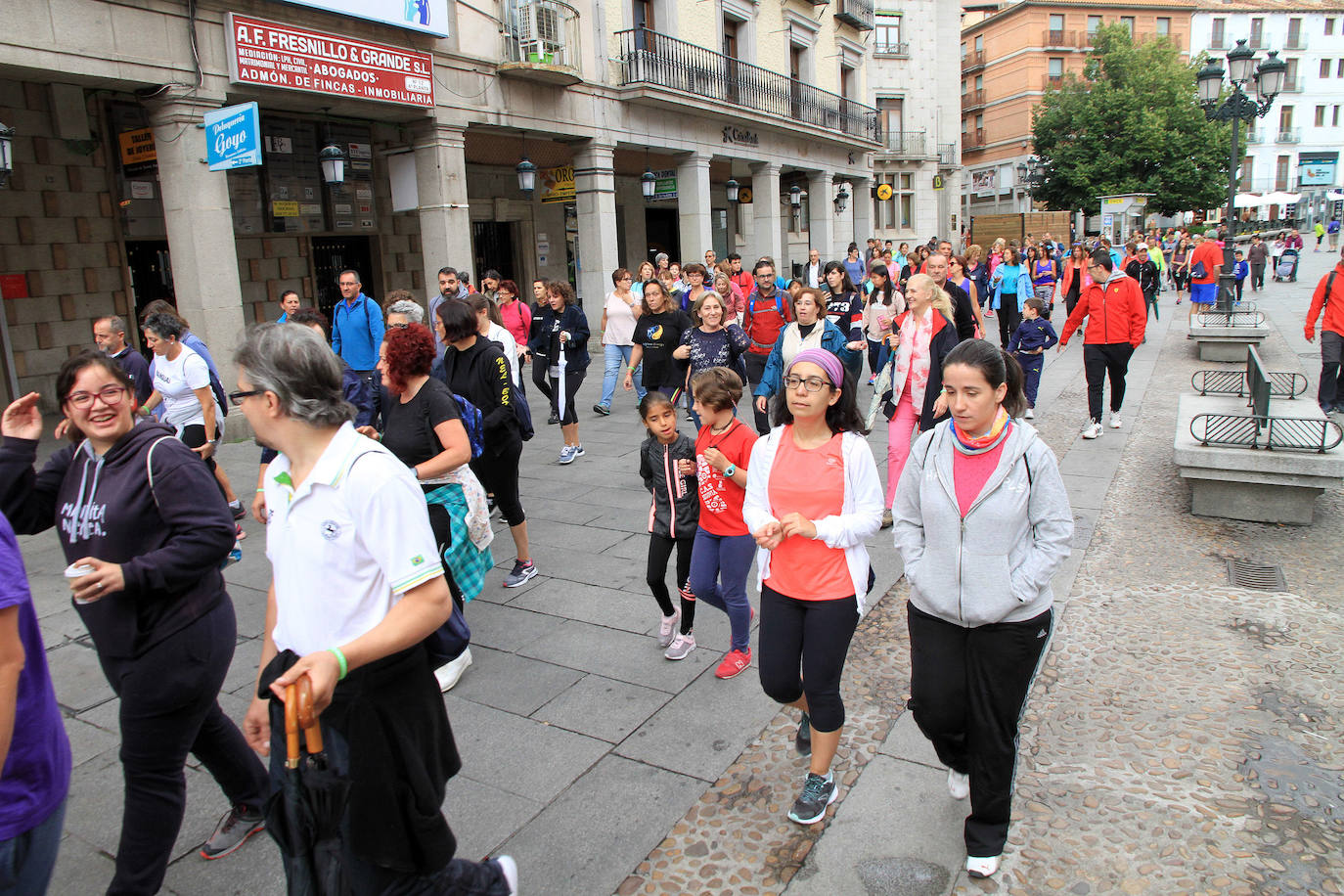 Participantes en la Marcha Popular Segovia con la Sierra de Guadarrama