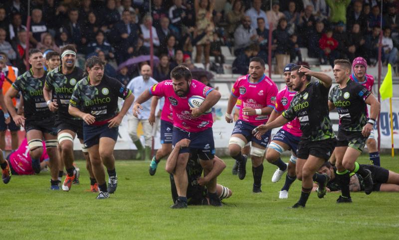 La División de Honor de Rugby en su edición LIII comenzó su primera jornada liguera con dos grandes sorpresas, las victorias de Complutense Cisneros sobre el Lexus alcobendas y de Barça Rubbi sobre el Silvestrom El Salvador. El vigente campeón, el VRAC Quesos Entrepinares, venció al Bathco pero no lo hizo con la suficiencia que podía se podía prever y sufrió hasta el final.