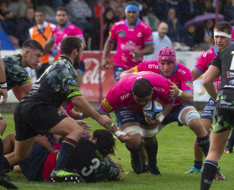 La División de Honor de Rugby en su edición LIII comenzó su primera jornada liguera con dos grandes sorpresas, las victorias de Complutense Cisneros sobre el Lexus alcobendas y de Barça Rubbi sobre el Silvestrom El Salvador. El vigente campeón, el VRAC Quesos Entrepinares, venció al Bathco pero no lo hizo con la suficiencia que podía se podía prever y sufrió hasta el final.