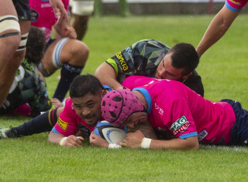 La División de Honor de Rugby en su edición LIII comenzó su primera jornada liguera con dos grandes sorpresas, las victorias de Complutense Cisneros sobre el Lexus alcobendas y de Barça Rubbi sobre el Silvestrom El Salvador. El vigente campeón, el VRAC Quesos Entrepinares, venció al Bathco pero no lo hizo con la suficiencia que podía se podía prever y sufrió hasta el final.
