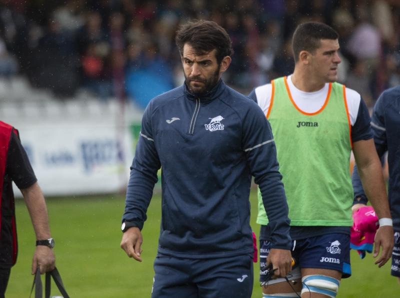 La División de Honor de Rugby en su edición LIII comenzó su primera jornada liguera con dos grandes sorpresas, las victorias de Complutense Cisneros sobre el Lexus alcobendas y de Barça Rubbi sobre el Silvestrom El Salvador. El vigente campeón, el VRAC Quesos Entrepinares, venció al Bathco pero no lo hizo con la suficiencia que podía se podía prever y sufrió hasta el final.