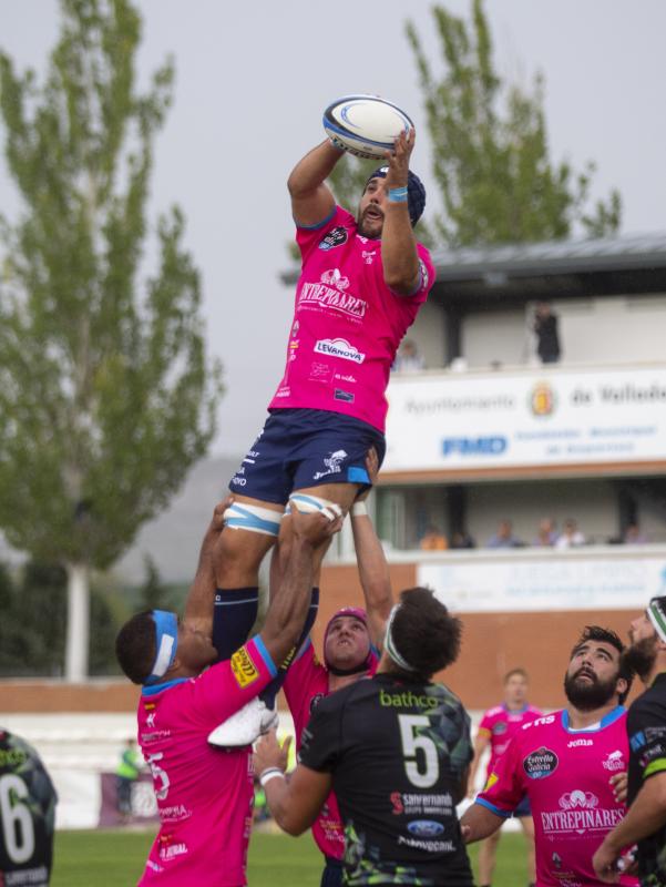 La División de Honor de Rugby en su edición LIII comenzó su primera jornada liguera con dos grandes sorpresas, las victorias de Complutense Cisneros sobre el Lexus alcobendas y de Barça Rubbi sobre el Silvestrom El Salvador. El vigente campeón, el VRAC Quesos Entrepinares, venció al Bathco pero no lo hizo con la suficiencia que podía se podía prever y sufrió hasta el final.