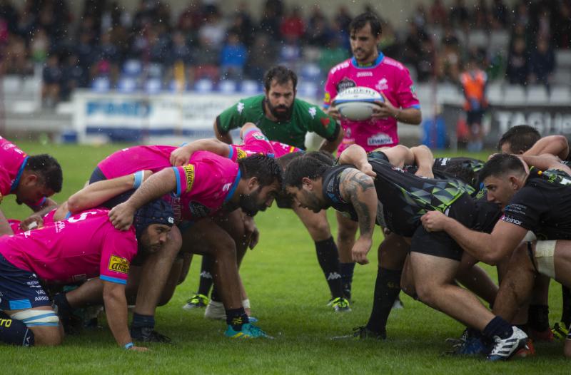 La División de Honor de Rugby en su edición LIII comenzó su primera jornada liguera con dos grandes sorpresas, las victorias de Complutense Cisneros sobre el Lexus alcobendas y de Barça Rubbi sobre el Silvestrom El Salvador. El vigente campeón, el VRAC Quesos Entrepinares, venció al Bathco pero no lo hizo con la suficiencia que podía se podía prever y sufrió hasta el final.