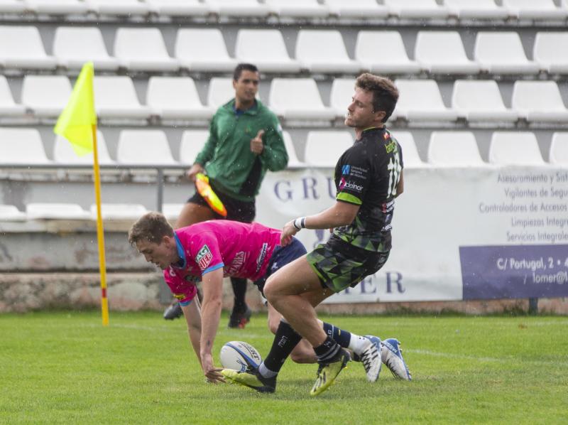La División de Honor de Rugby en su edición LIII comenzó su primera jornada liguera con dos grandes sorpresas, las victorias de Complutense Cisneros sobre el Lexus alcobendas y de Barça Rubbi sobre el Silvestrom El Salvador. El vigente campeón, el VRAC Quesos Entrepinares, venció al Bathco pero no lo hizo con la suficiencia que podía se podía prever y sufrió hasta el final.