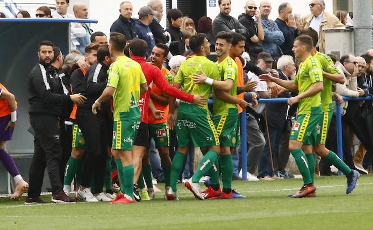 Los jugadores de Unionistas celebran el tanto ante el Alavés B. 