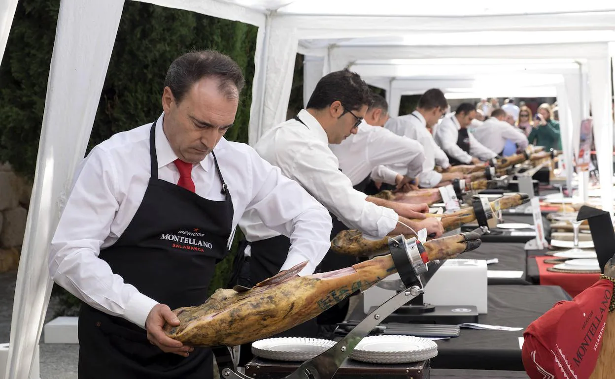 Participantes en el concurso de cortadores de jamón celebrado hoy en Salamanca.