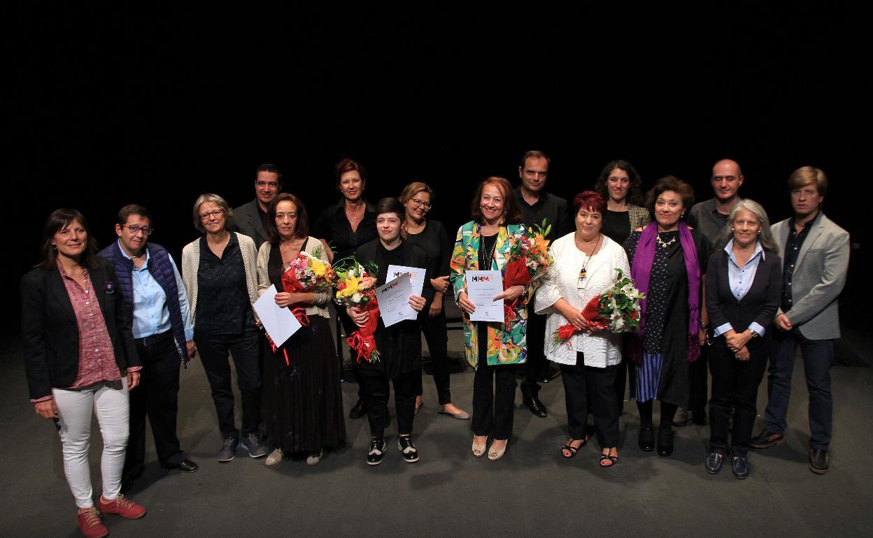 Las ganadoras del concurso, en el centro, con la alcaldesa, el jurado y los músicos.