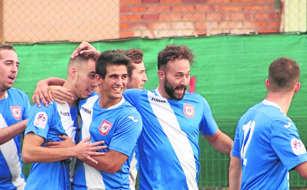 Los jugadores del Villa de Simancas celebran uno de los goles. 