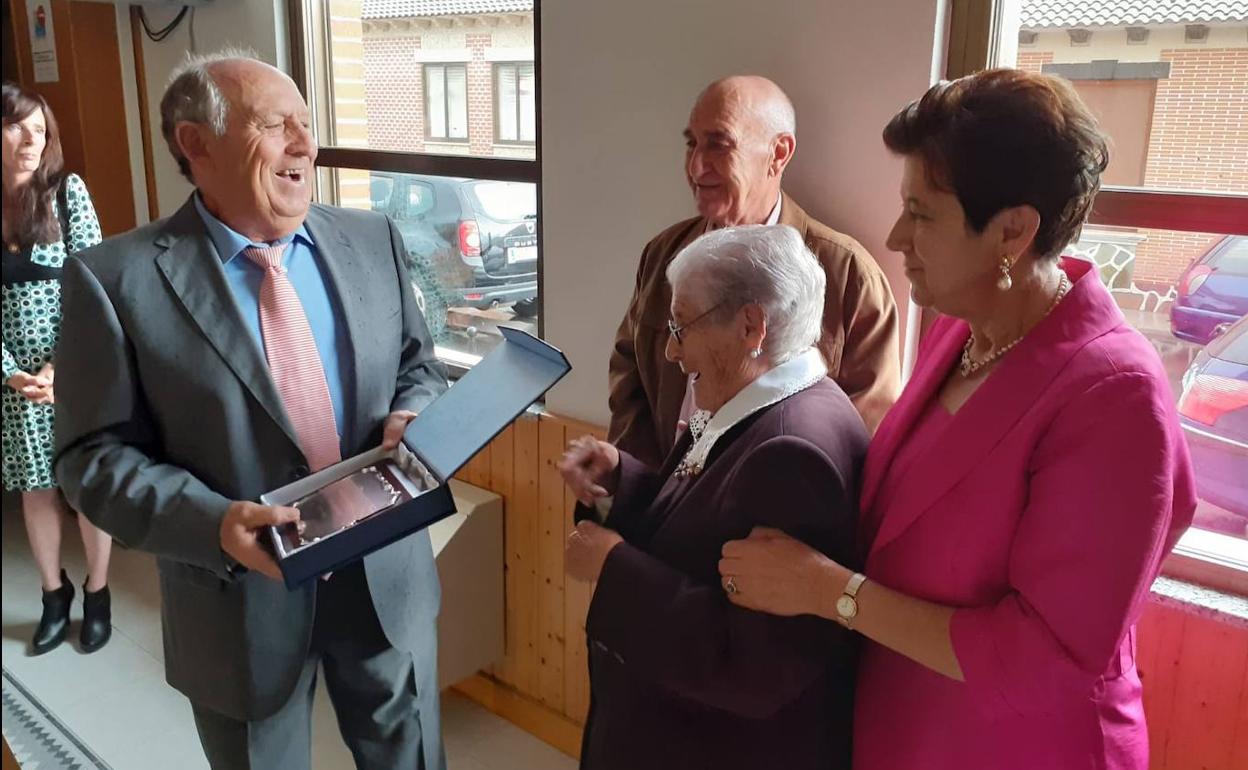 Agustina Pérez recibe, junto a su hija, la placa del alcalde. 