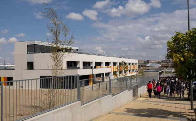 Los estudiantes del nuevo instituto de Arroyo salen de clase en su primer día de curso escolar. 