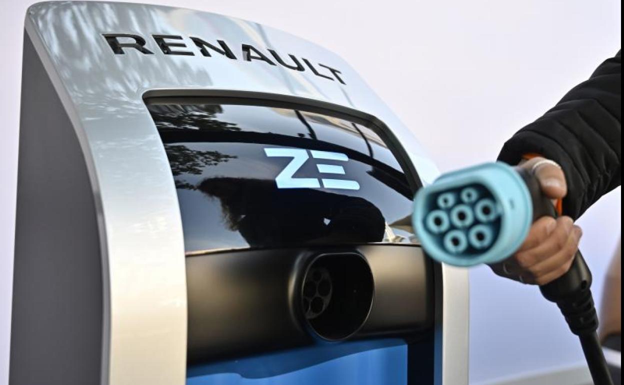 Una estación de recarga eléctrica presentada por Renault en el Salón de Fráncfort.