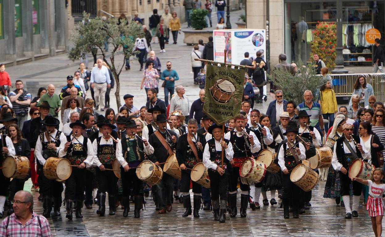 Un pasacalles al son de la gaita y tamboril acercó a los salmantinos la música tradicional y el folclore charro. 