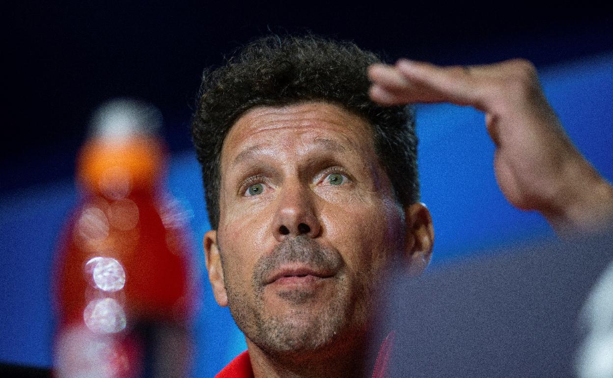 Diego Pablo Simeone gesticula ante los medios