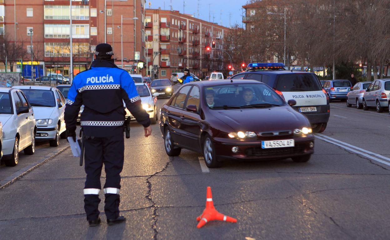 Agentes de la Policía Local realizan un control de alcoholemia en Valladolid.