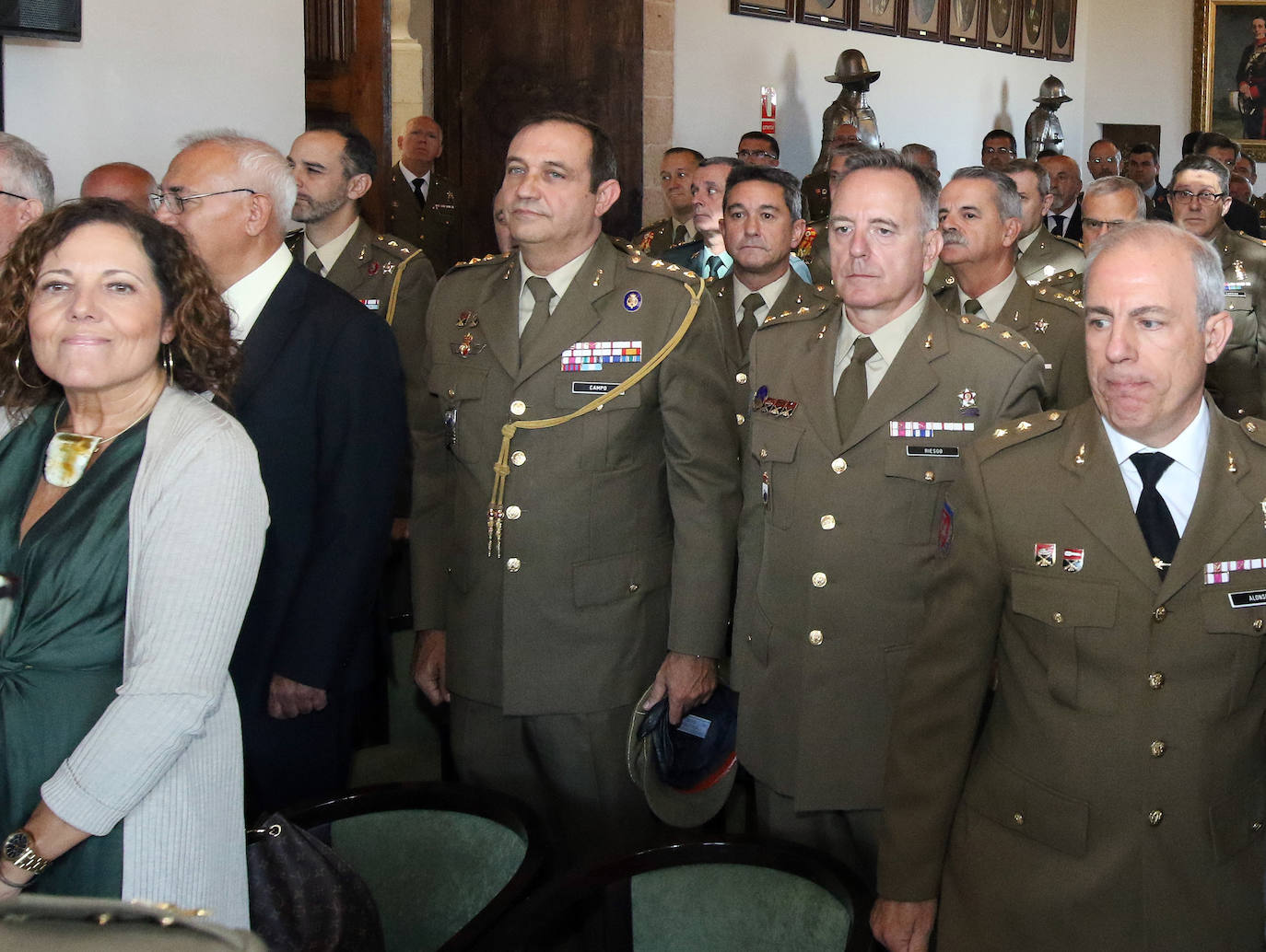 El nuevo director del archivo junto a su equipo. FOTO EL NORTE